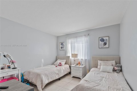 House in Miami, Florida 3 bedrooms, 139.26 sq.m. № 2000048 - photo 11