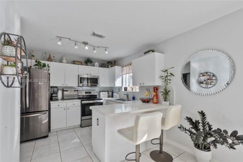 House in Miami, Florida 3 bedrooms, 139.26 sq.m. № 2000048 - photo 8