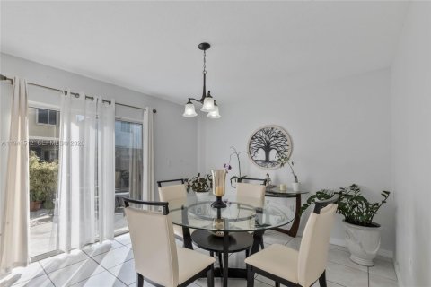 House in Miami, Florida 3 bedrooms, 139.26 sq.m. № 2000048 - photo 7