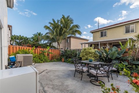 House in Miami, Florida 3 bedrooms, 139.26 sq.m. № 2000048 - photo 21