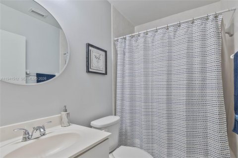 House in Miami, Florida 3 bedrooms, 139.26 sq.m. № 2000048 - photo 13