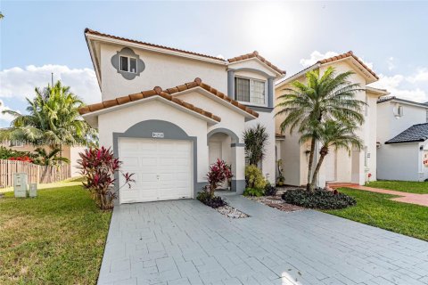 House in Miami, Florida 3 bedrooms, 139.26 sq.m. № 2000048 - photo 2