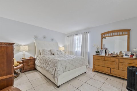 House in Miami, Florida 3 bedrooms, 139.26 sq.m. № 2000048 - photo 14