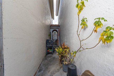 House in Miami, Florida 3 bedrooms, 139.26 sq.m. № 2000048 - photo 20