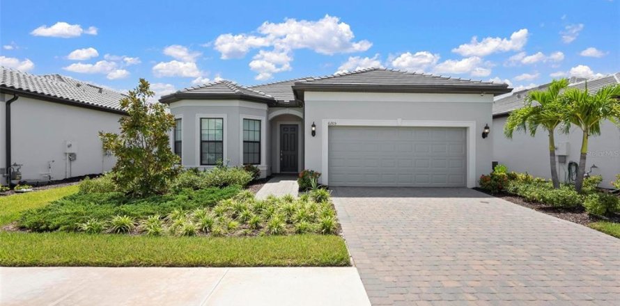 House in Nokomis, Florida 3 bedrooms, 175.49 sq.m. № 2103050