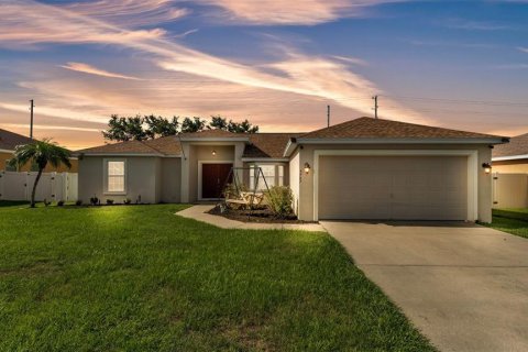 House in Lakeland, Florida 3 bedrooms, 140.19 sq.m. № 1795093 - photo 1