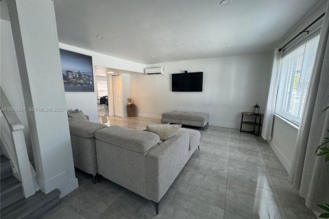 Casa en alquiler en Fort Lauderdale, Florida, 3 dormitorios № 1993002 - foto 5