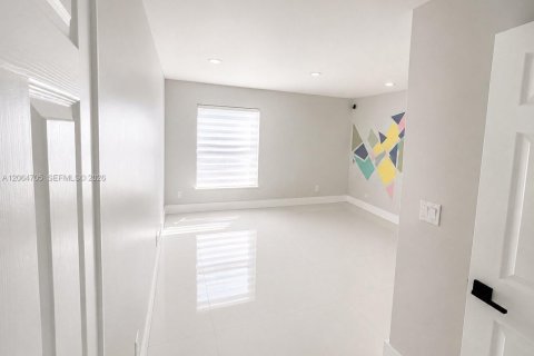 Villa ou maison à vendre à Miramar, Floride: 4 chambres, 313.82 m2 № 2288484 - photo 2