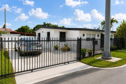 House in Miami, Florida 4 bedrooms, 108.51 sq.m. № 2319928 - photo 3