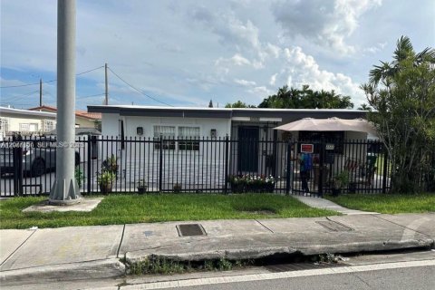 House in Miami, Florida 4 bedrooms, 108.51 sq.m. № 2319928 - photo 2