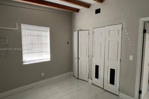 House in Miami, Florida 4 bedrooms, 108.51 sq.m. № 2319928 - photo 10