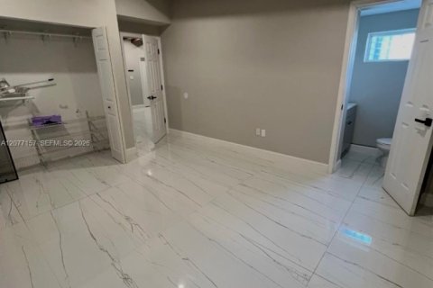 House in Miami, Florida 4 bedrooms, 108.51 sq.m. № 2319928 - photo 8