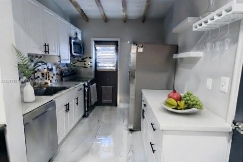 House in Miami, Florida 4 bedrooms, 108.51 sq.m. № 2319928 - photo 16