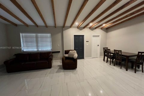 House in Miami, Florida 4 bedrooms, 108.51 sq.m. № 2319928 - photo 6