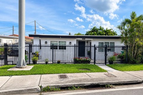 House in Miami, Florida 4 bedrooms, 108.51 sq.m. № 2319928