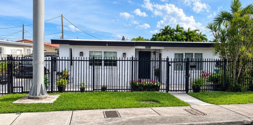 House in Miami, Florida 4 bedrooms, 108.51 sq.m. № 2319928