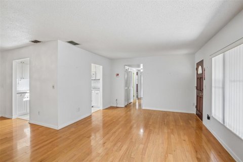 House in Brandon, Florida 4 bedrooms, 177.63 sq.m. № 2391552 - photo 5