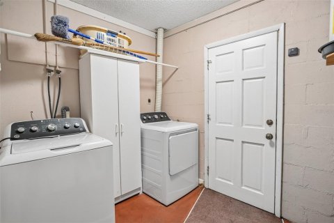 House in Brandon, Florida 4 bedrooms, 177.63 sq.m. № 2391552 - photo 25