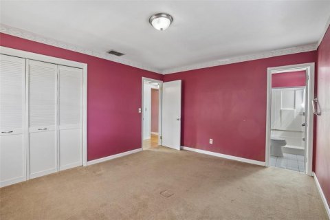 House in Brandon, Florida 4 bedrooms, 177.63 sq.m. № 2391552 - photo 15