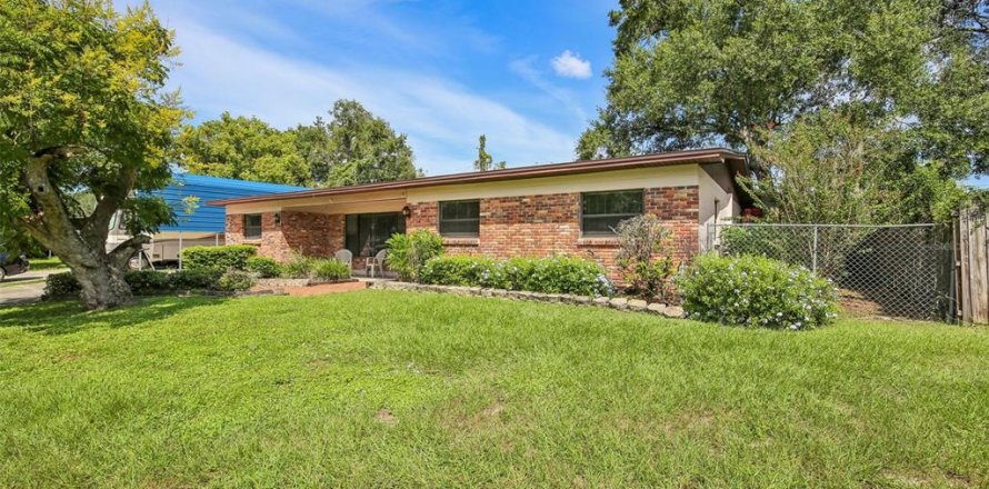 House in Brandon, Florida 4 bedrooms, 177.63 sq.m. № 2391552