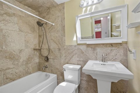 House in Brandon, Florida 4 bedrooms, 177.63 sq.m. № 2391552 - photo 10