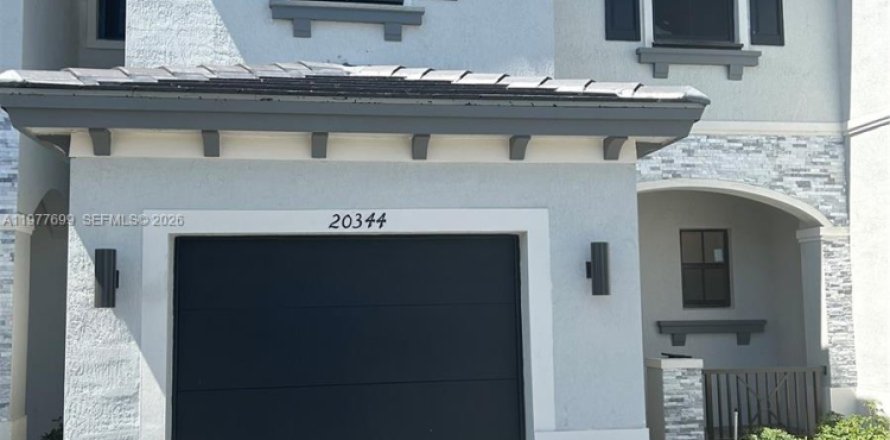 Adosado en Miami Gardens, Florida 3 dormitorios, 124.86 m2 № 2041821