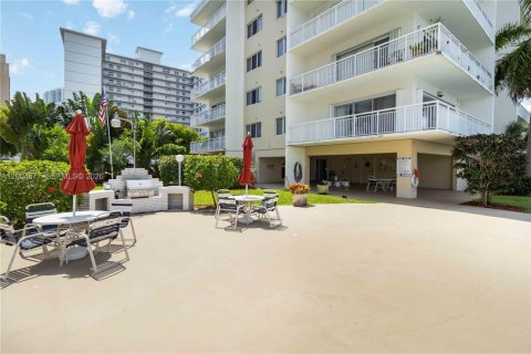 Condo in Hallandale Beach, Florida, 2 bedrooms  № 2068983 - photo 28