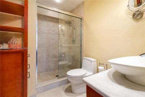 Condo in Hallandale Beach, Florida, 2 bedrooms  № 2068983 - photo 20