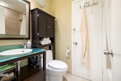 Condo in Hallandale Beach, Florida, 2 bedrooms  № 2068983 - photo 16