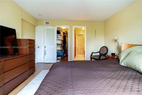 Condo in Hallandale Beach, Florida, 2 bedrooms  № 2068983 - photo 18