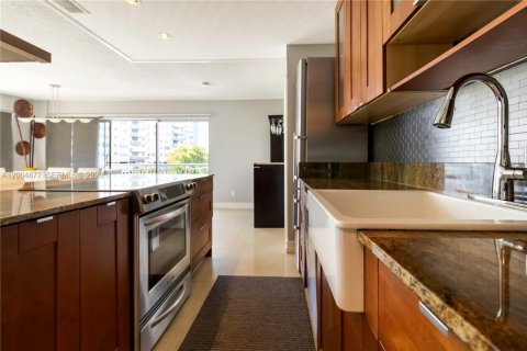 Condo in Hallandale Beach, Florida, 2 bedrooms  № 2068983 - photo 12