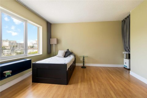 Condo in Hallandale Beach, Florida, 2 bedrooms  № 2068983 - photo 14