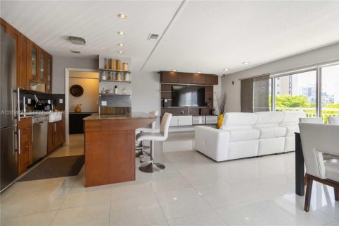 Condo in Hallandale Beach, Florida, 2 bedrooms  № 2068983 - photo 7