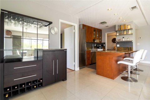 Condo in Hallandale Beach, Florida, 2 bedrooms  № 2068983 - photo 9