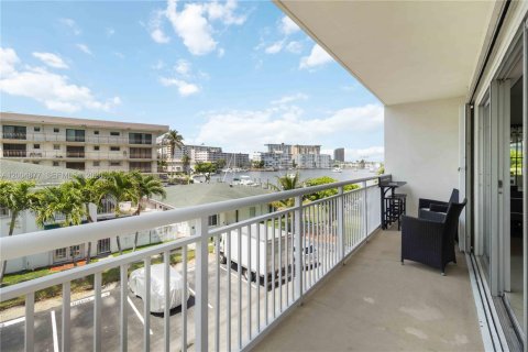 Condo in Hallandale Beach, Florida, 2 bedrooms  № 2068983 - photo 23