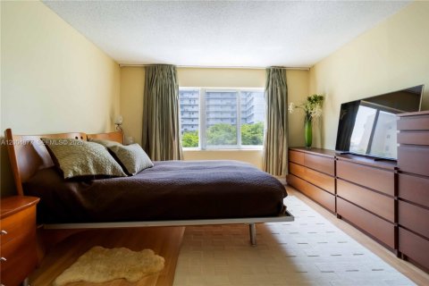 Condo in Hallandale Beach, Florida, 2 bedrooms  № 2068983 - photo 17