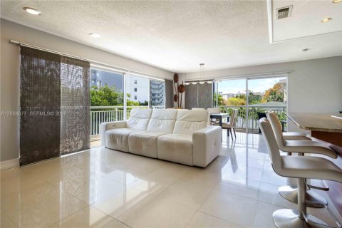 Condo in Hallandale Beach, Florida, 2 bedrooms  № 2068983 - photo 4