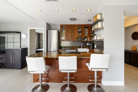 Condo in Hallandale Beach, Florida, 2 bedrooms  № 2068983 - photo 10