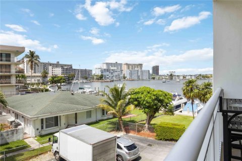 Condo in Hallandale Beach, Florida, 2 bedrooms  № 2068983 - photo 26