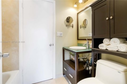 Condo in Hallandale Beach, Florida, 2 bedrooms  № 2068983 - photo 15