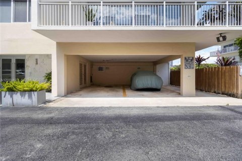 Condo in Hallandale Beach, Florida, 2 bedrooms  № 2068983 - photo 2