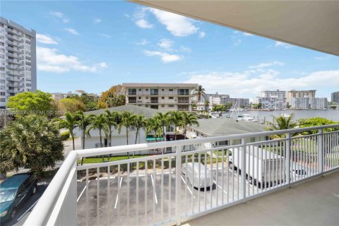 Condo in Hallandale Beach, Florida, 2 bedrooms  № 2068983 - photo 25