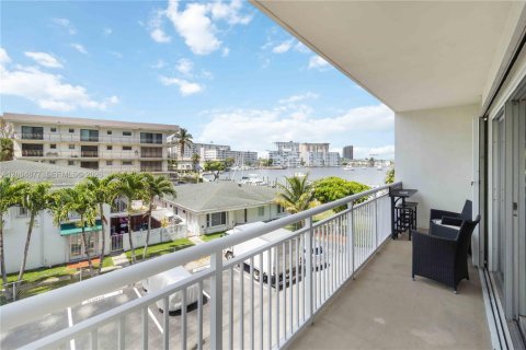 Condo in Hallandale Beach, Florida, 2 bedrooms  № 2068983 - photo 24