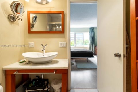 Condo in Hallandale Beach, Florida, 2 bedrooms  № 2068983 - photo 21