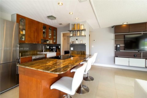 Condo in Hallandale Beach, Florida, 2 bedrooms  № 2068983 - photo 11
