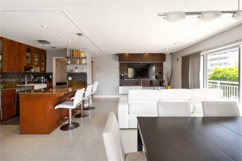 Condo in Hallandale Beach, Florida, 2 bedrooms  № 2068983 - photo 8