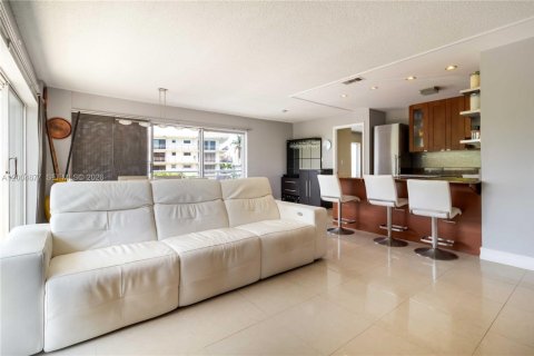 Condo in Hallandale Beach, Florida, 2 bedrooms  № 2068983 - photo 5