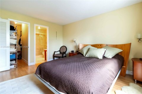 Condo in Hallandale Beach, Florida, 2 bedrooms  № 2068983 - photo 19