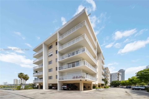 Condo in Hallandale Beach, Florida, 2 bedrooms  № 2068983