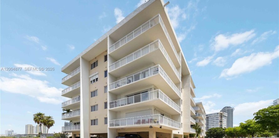 Condo in Hallandale Beach, Florida, 2 bedrooms  № 2068983